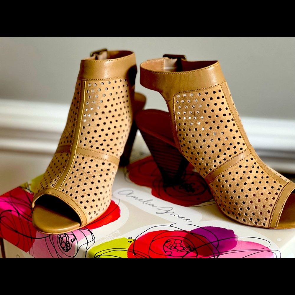 Shoe by Amelia Grace size 8M tan Suede.
